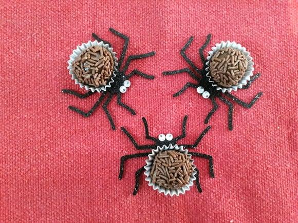 Forminha Brigadeiro Aranha com Gliter - 44 Unidades