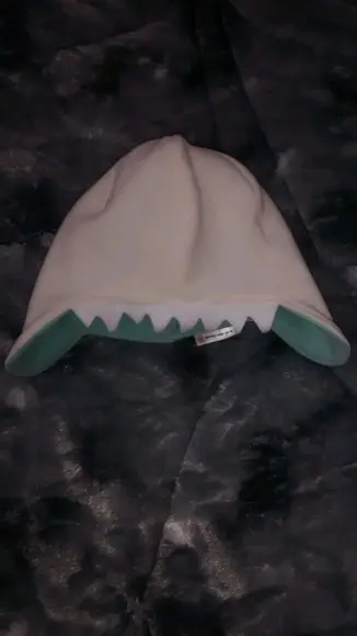 Touca infantil com tapa orelhas Jacaré dinossauro