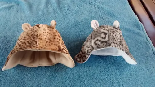 Touca infantil com tapa orelhas Oncinha