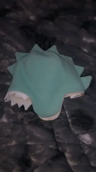 Touca infantil com tapa orelhas Jacaré dinossauro