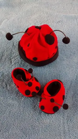 Conjunto touca e sapatinho joaninha
