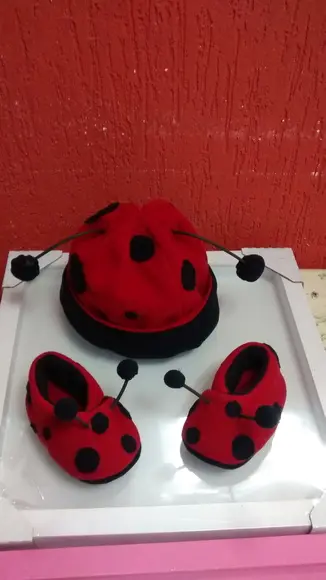 Conjunto touca e sapatinho joaninha