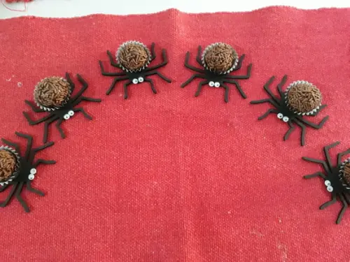 Forminha brigadeiro Aranha 22 unidades