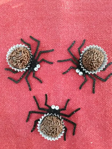 Forminha brigadeiro Aranha brilho 22 unidades
