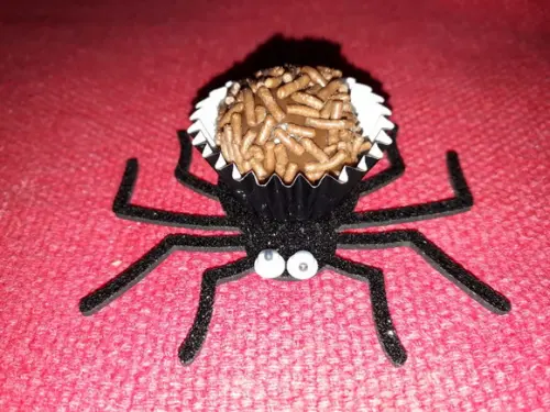 Forminha brigadeiro Aranha brilho 22 unidades