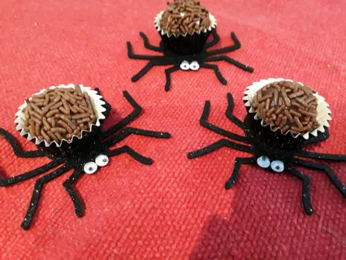 Forminha Brigadeiro Aranha com Gliter - 44 Unidades