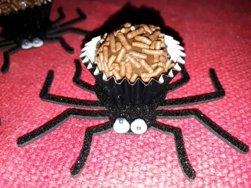 Forminha Brigadeiro Aranha com Gliter - 44 Unidades