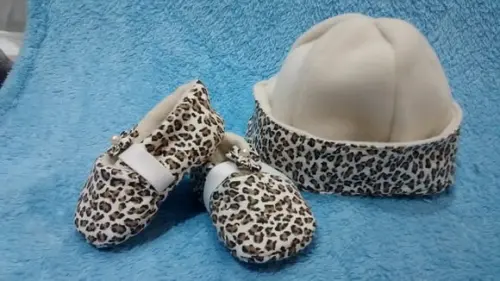 Conjunto touca e sapatinho