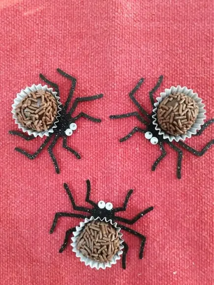 Forminha brigadeiro Aranha brilho 22 unidades
