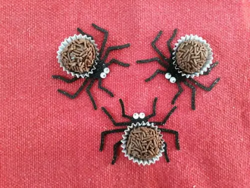 Forminha Brigadeiro Aranha com Gliter - 44 Unidades