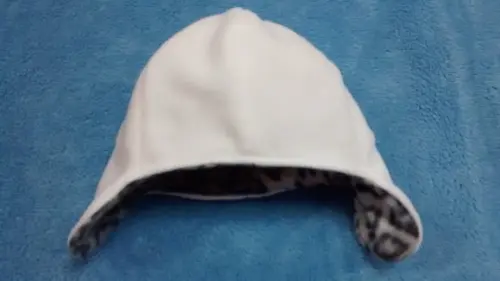 Touca infantil com tapa orelhas Oncinha