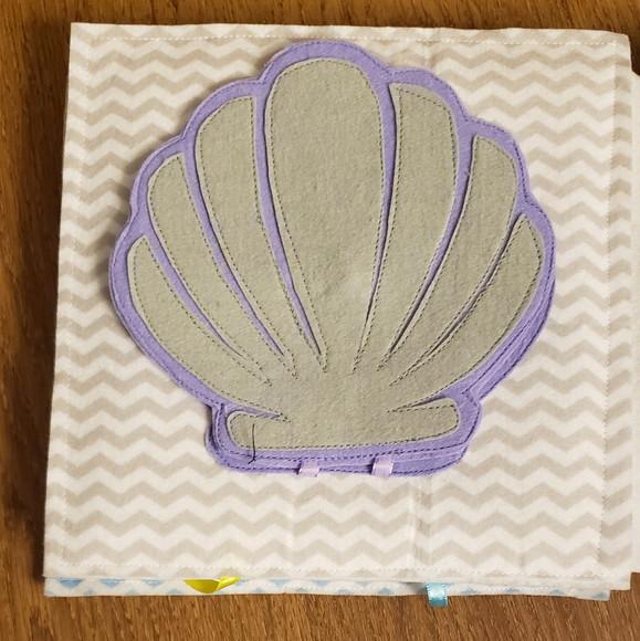 Mini Livro Sensorial com 6 Atividades em Feltro