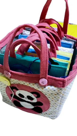 Box Sacola de Brincar Panda com 10 Atividades em Feltro