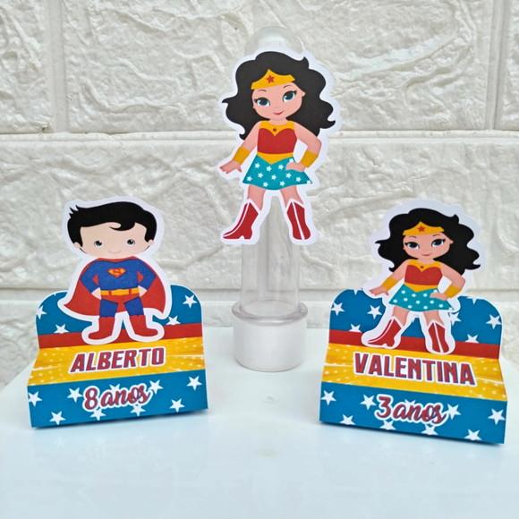 Kit 30 Peças Lembrancinhas Super Homem e Mulher Maravilha