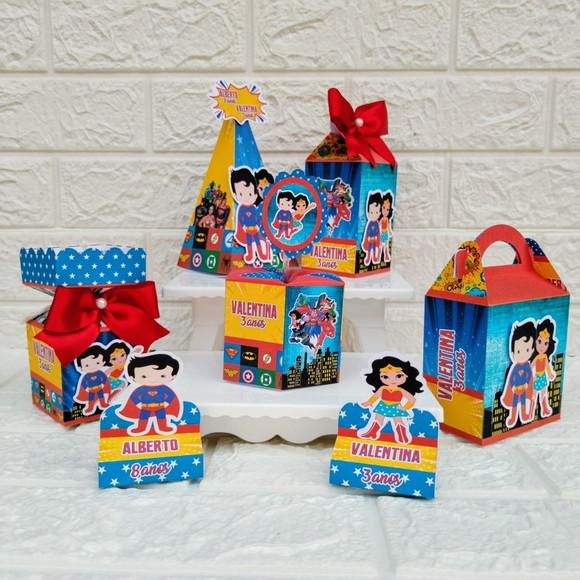 Kit 30 Peças Lembrancinhas Super Homem e Mulher Maravilha