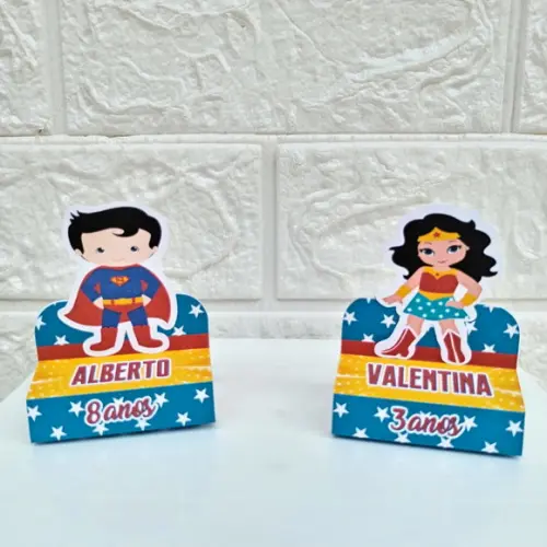 Kit: 110 Peças Lembrancinhas Super Homem e Mulher Maravilha