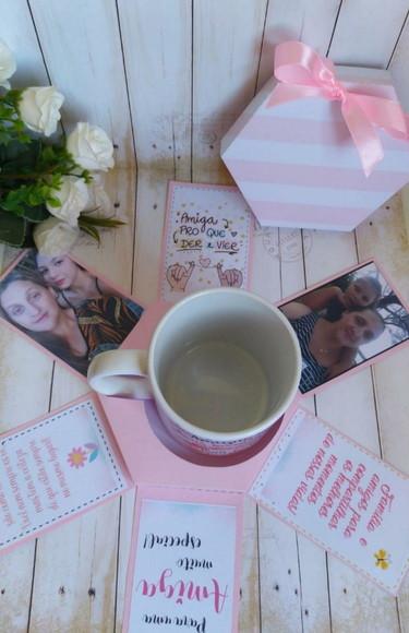 Caixa surpresa com caneca amigas