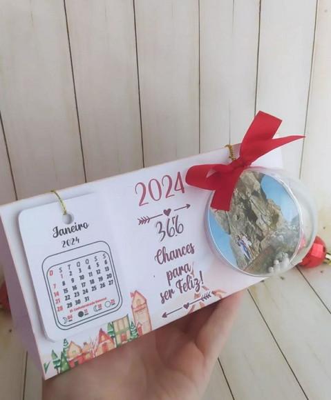 Calendário de Mesa com Esfera Natal Brinde Fim de Ano
