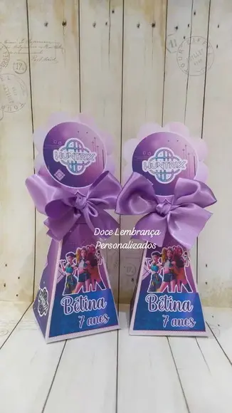 Caixa Pirâmide Guerreiras do Kpop Lembrancinha