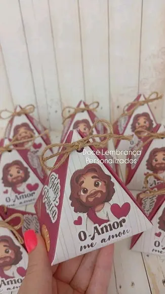 Caixa Pirâmide Jesus Páscoa Cristã Lembrancinha com Bombom