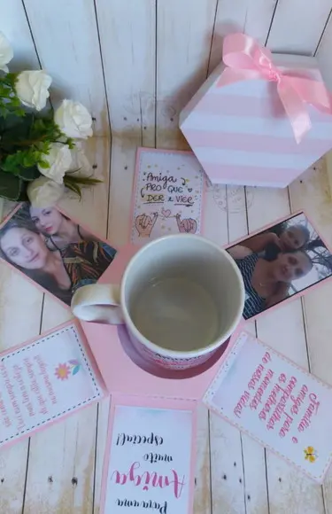 Caixa surpresa com caneca amigas