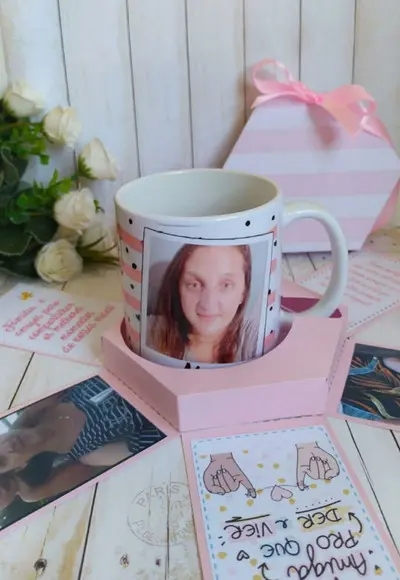 Caixa surpresa com caneca amigas