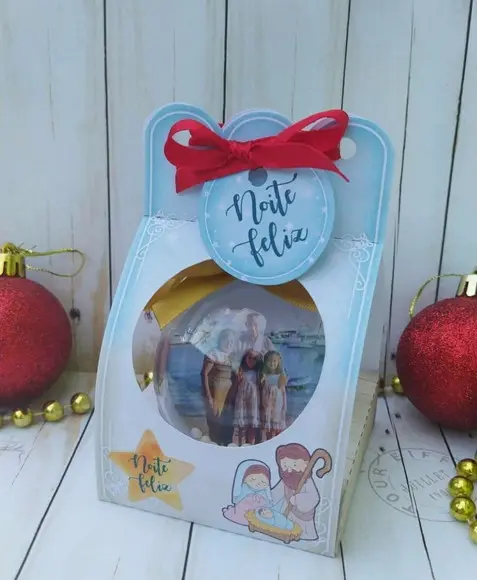 Caixinha com Bolinha de Natal Menino Jesus Presente