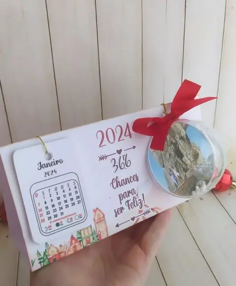 Calendário de Mesa com Esfera Natal Brinde Fim de Ano
