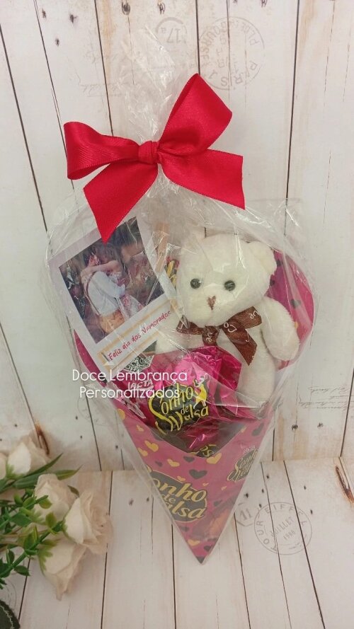 Buquê com Bombons Presente Dia dos Namorados com ursinho e uma f