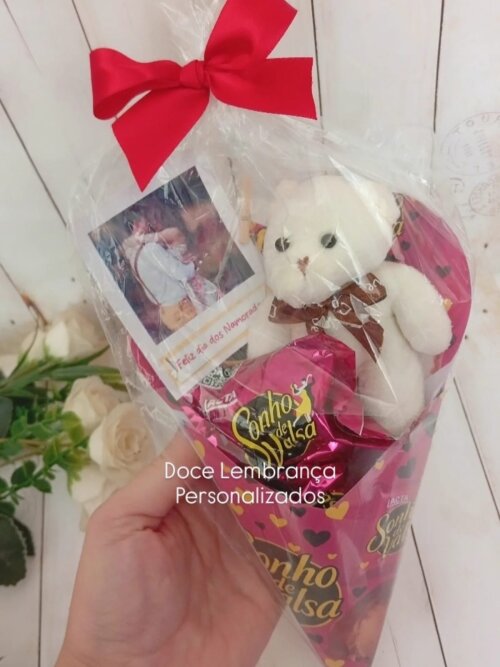 Buquê com Bombons Presente Dia dos Namorados com ursinho e uma f