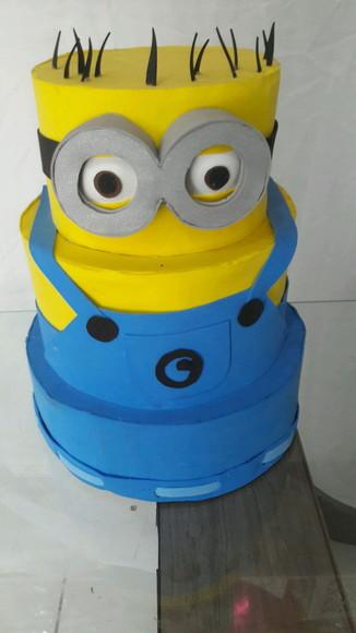 Bolo Fake Minions Pronta Entrega