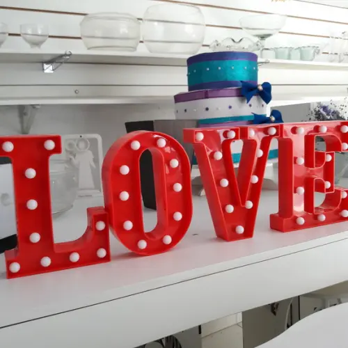 Luminária Letreiro LOVE de LED Decoração Vermelha 22 cm