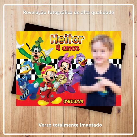 Imã de Geladeira Mickey Sobre Rodas
