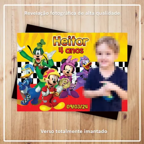 Imã de Geladeira Mickey Sobre Rodas