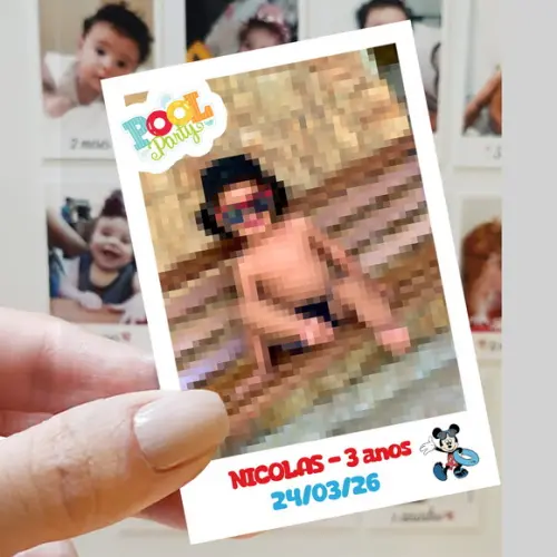 Polaroid Imã de Geladeira Mickey na Piscina