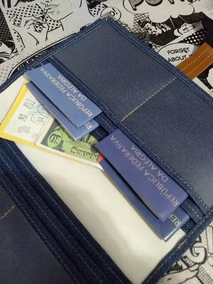 Porta passaporte personalizado (para 8 passaportes)