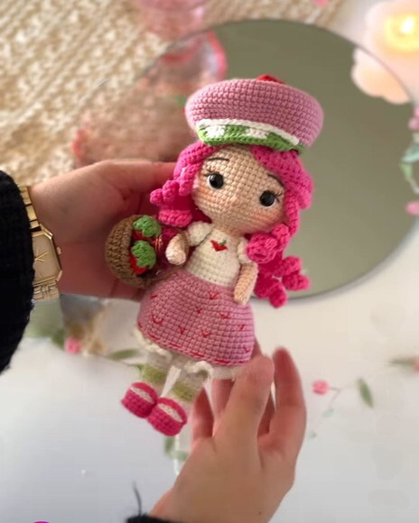 Boneca Moranguinho em Amigurumi/crochê