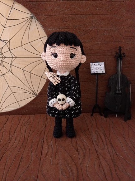 Boneca Wandinha / Wednesday Addams Amigurumi / Crochê