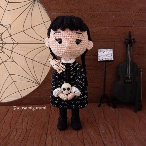 Bonecas Enid e Wandinha Addams Amigurumi/crochê