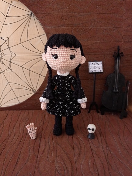 Boneca Wandinha / Wednesday Addams Amigurumi / Crochê