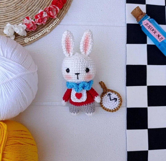 Coelho e Alice no País das Maravilhas Amigurumi/crochê