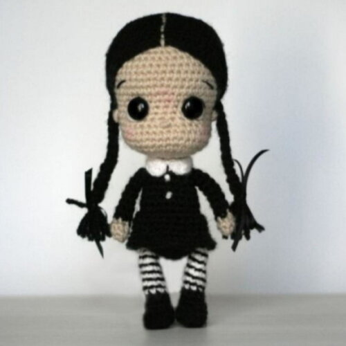 Boneca Wandinha/wednesday Addams Amigurumi Modelo 2
