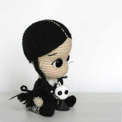 Boneca Wandinha/wednesday Addams Amigurumi Modelo 2
