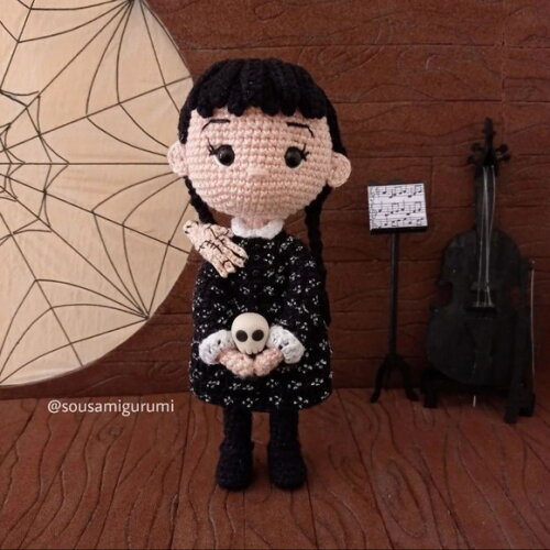 Bonecas Enid e Wandinha Addams Amigurumi/crochê