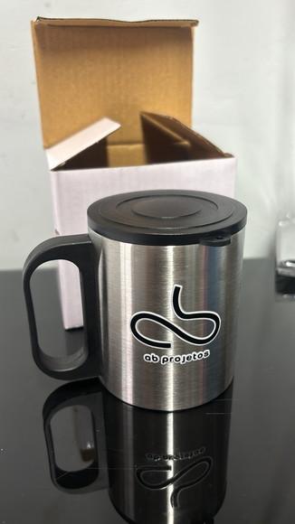 Caneca de Inox 180ml com Cabo e Tampa em Plástico Resistente
