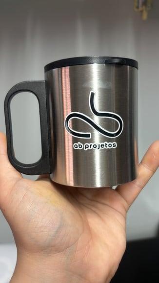 Caneca de Inox 180ml com Cabo e Tampa em Plástico Resistente