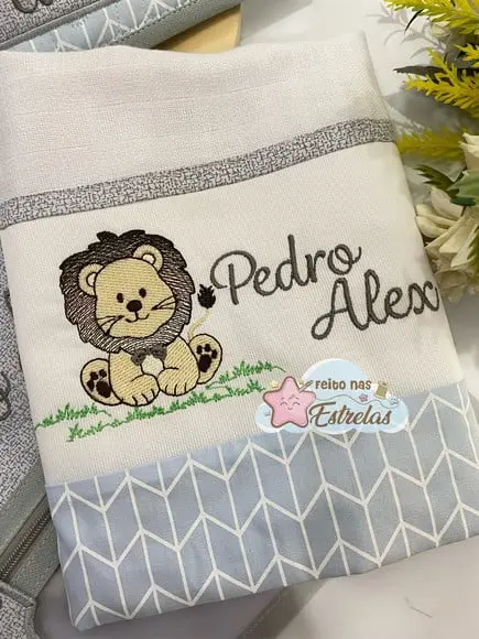 Fralda De Boca Personalizada Barrado Bordado Leão