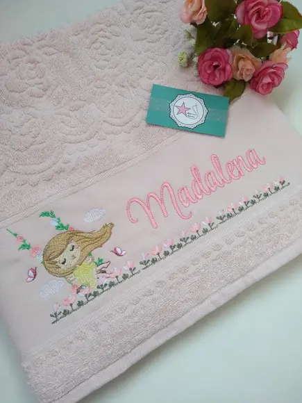 Toalha de Banho bordada menina no balanço