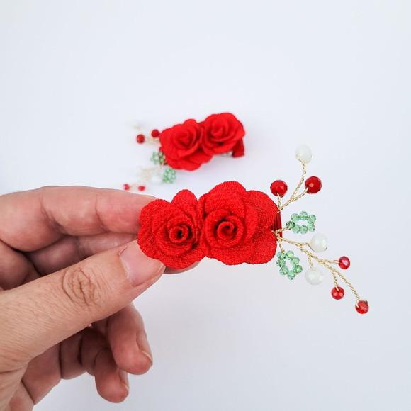 Parzinho de Presilhas Maria Luiza com Flores Vermelha