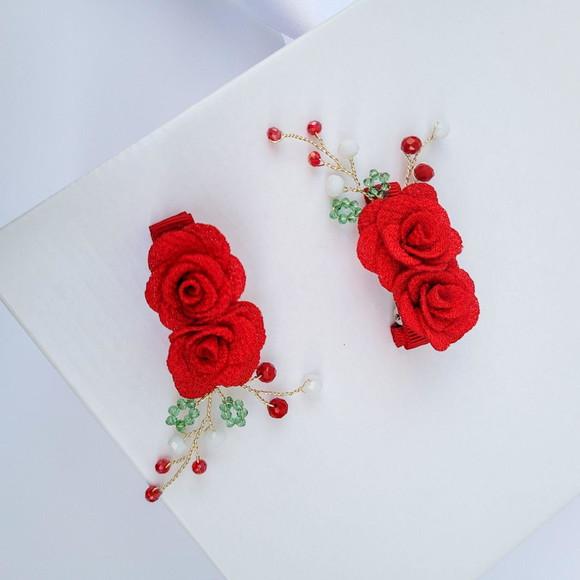 Parzinho de Presilhas Maria Luiza com Flores Vermelha